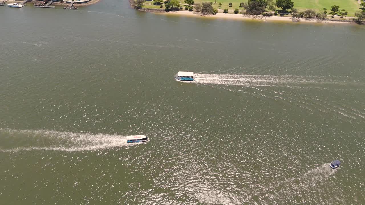 아름다운 강 을 항해 하는 페리 와 보트