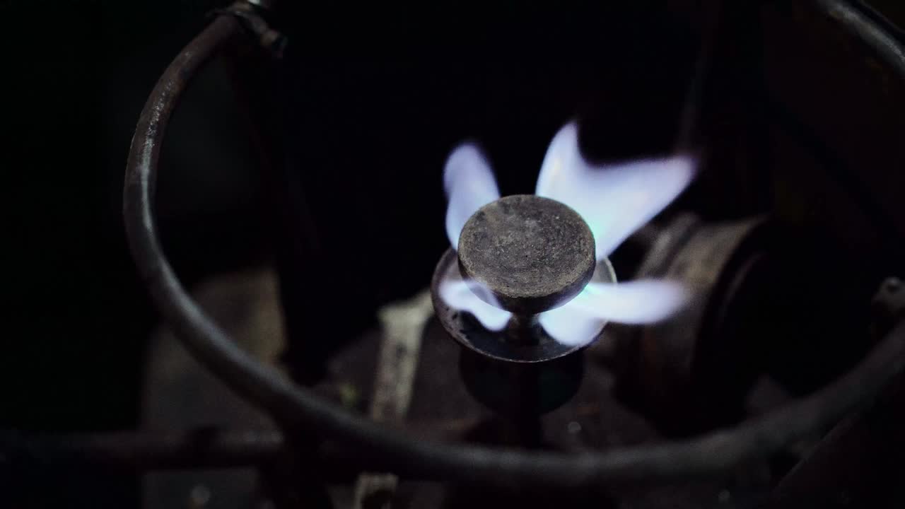 스토브에 작은 불타는 파란 불
