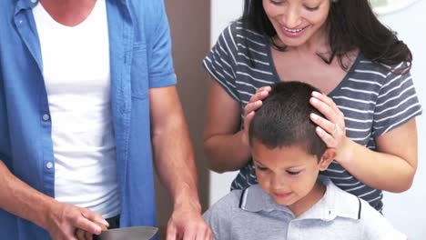 Süße-Familie-Schneidet-Gemüse-In-Der-Küche