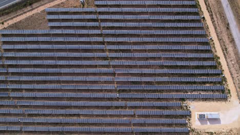 Vista-Superior-En-Un-Gran-Campo-De-Paneles-Solares-Con