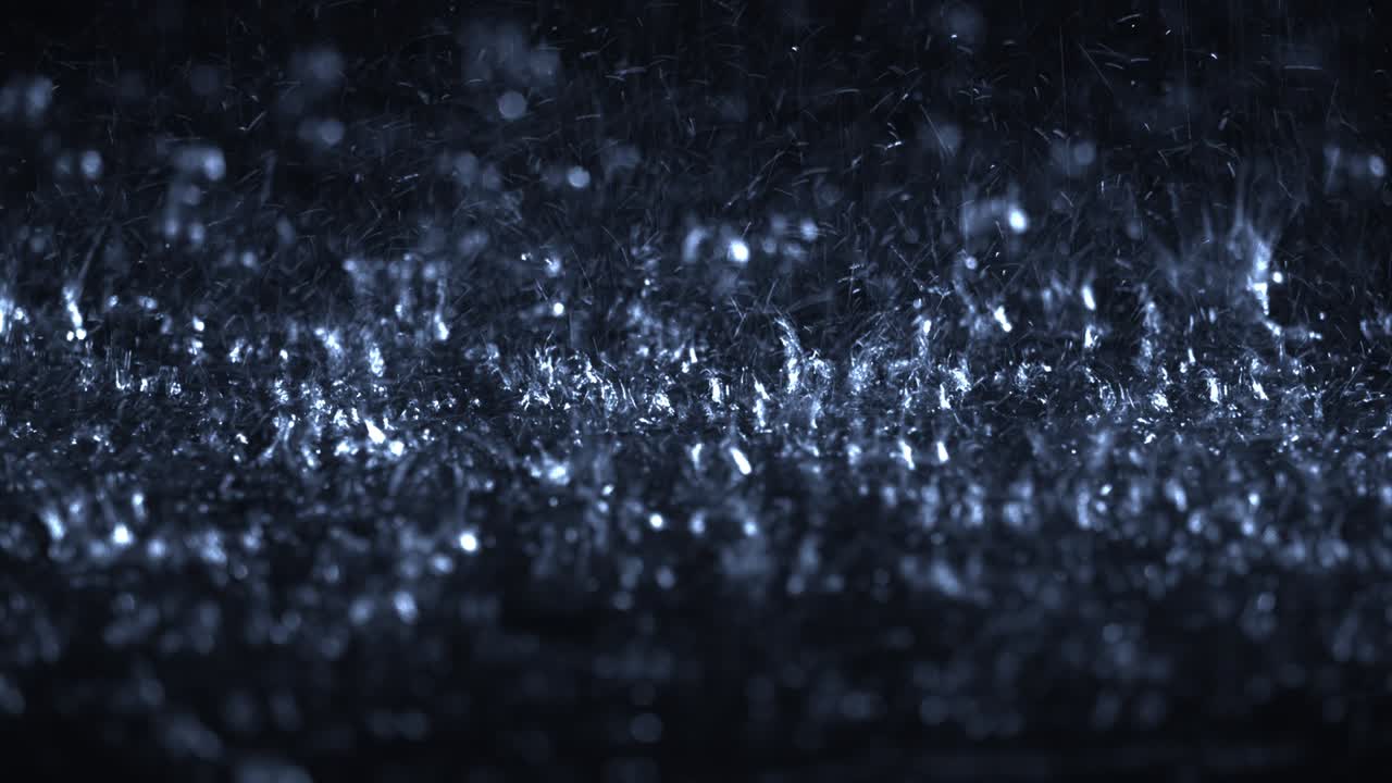 카메라 앞에 무거운 수직 비가 내리고 있습니다.