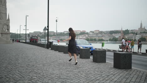 mujer corriendo por la ciudad de budapest