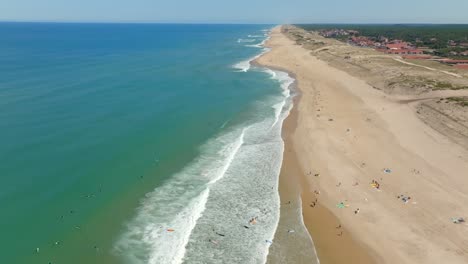 Strand-Und-Wellen-Von-Hossegor,-Gefilmt-Mit-Einer-Drohne,-Die-Entlang-Der-Küste-Fliegt