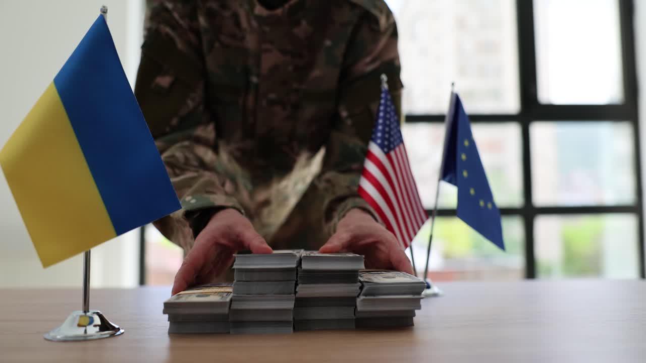 Ufficiale militare sposta pile di banconote da un dollaro su un tavolo.