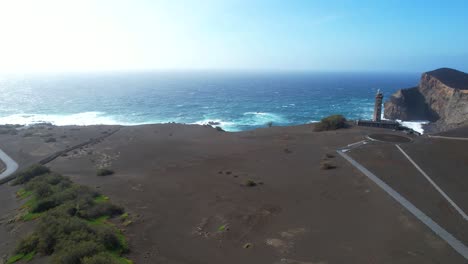 Hombre-Contemplando-El-Paisaje-Volcánico-De-Capelinhos,-Azores