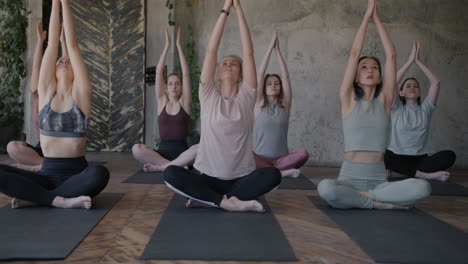 clase de yoga en grupo
