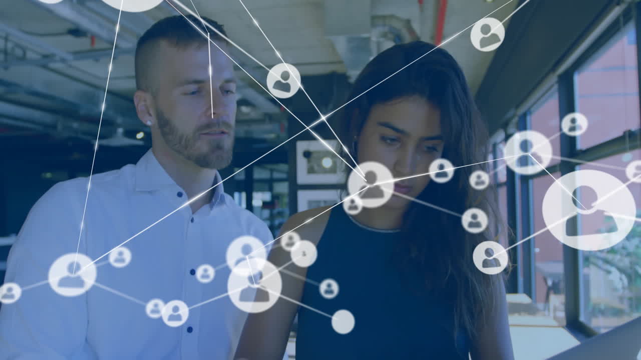 animación de la red de conexiones con las personas iconos sobre diversas personas de negocios en la oficina