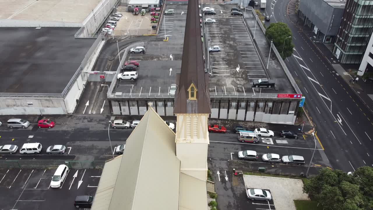 교회에서 멀리 날아가는 드론.mp4