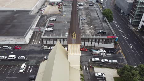drone volando lejos de la iglesia.mp4