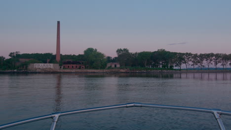 Zeitlupe-Auf-Hart-Island,-Feierliche-Grabstätte-Für-Unbekannte-Tote,-Vom-Wasser-Aus,-Sonnenuntergang-Am-Abend