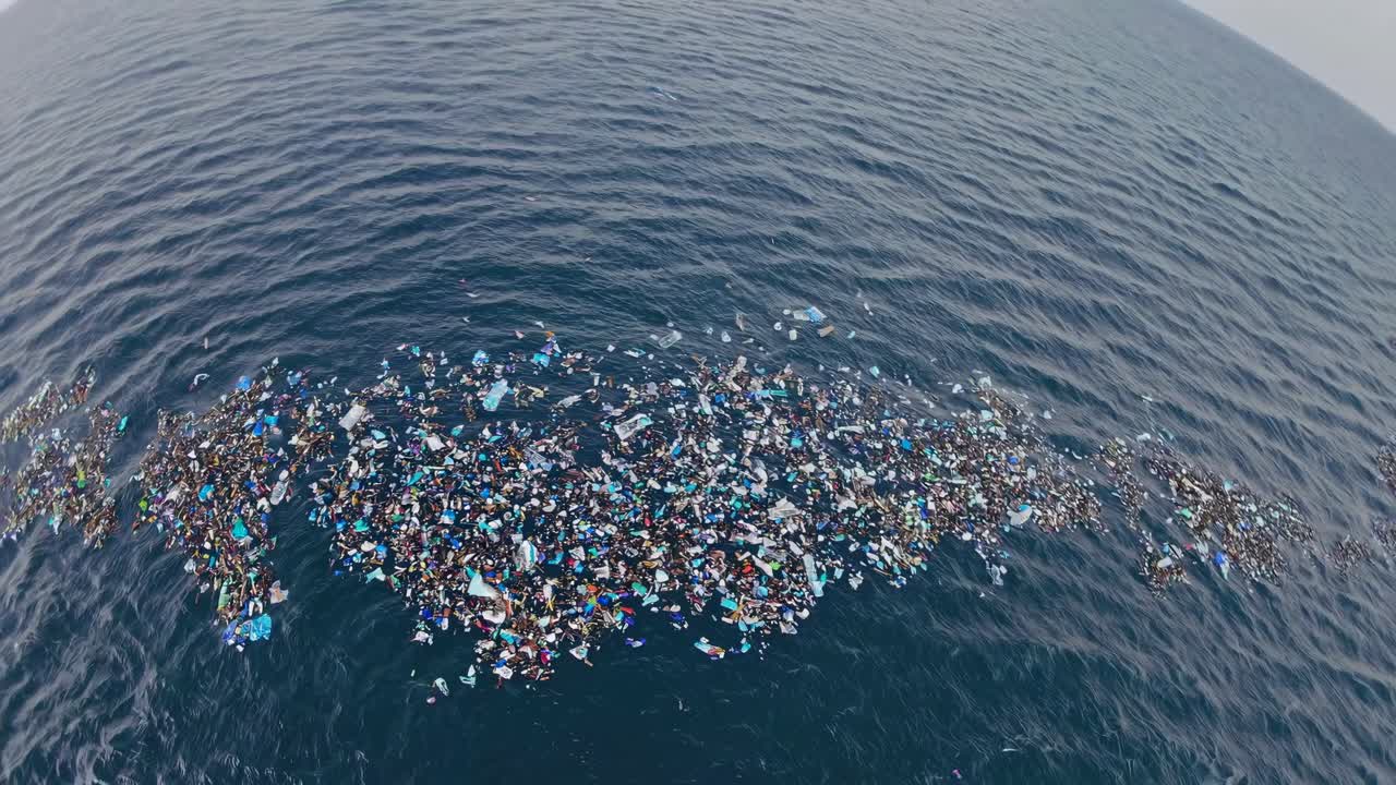 浮遊するゴミによる海洋汚染を捉えた空撮動画で、環境への懸念を強調しています。