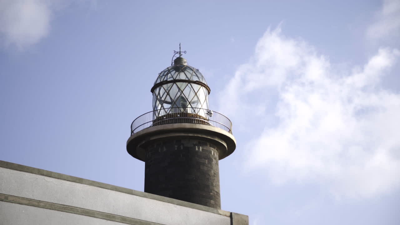 faro de pie contra el cielo azul claro en la isla canaria españa