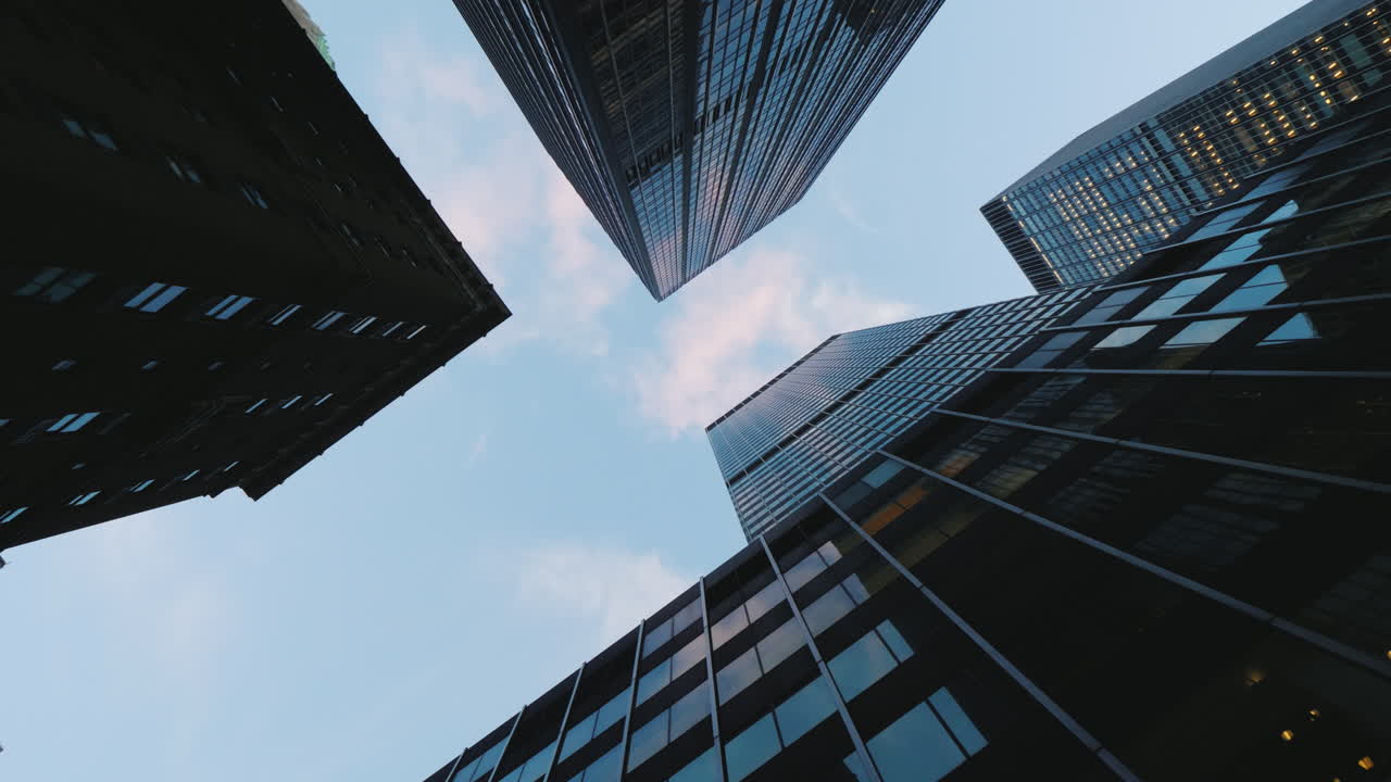 montando entre los edificios altos del centro de nueva york tiro de ángulo inferior