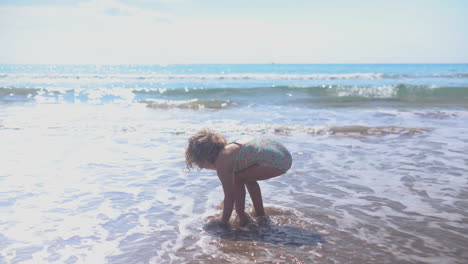 una niña bailando en el mar