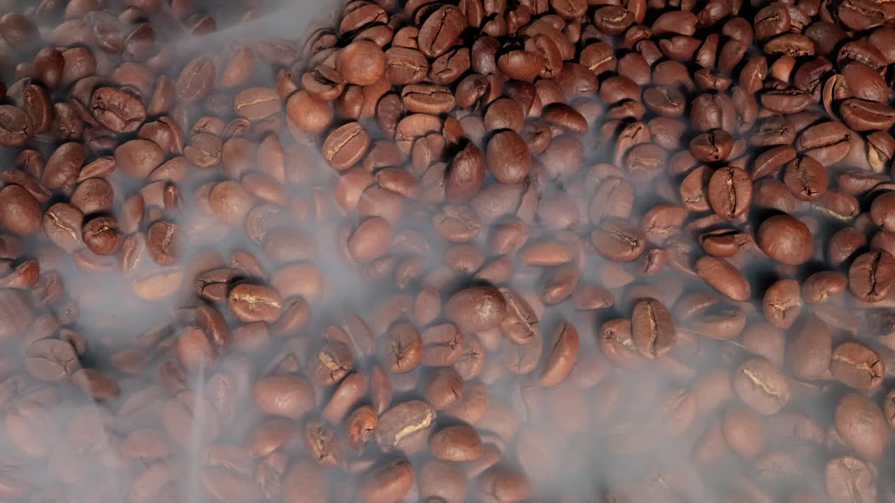 연기가 있는 구운 커피 콩