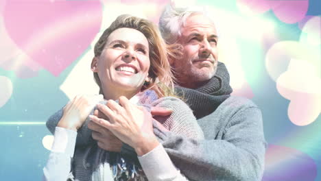 una pareja feliz abrazándose en el clima frío