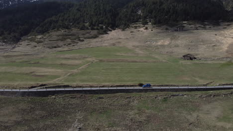 Isoliertes-Blaues-4x4-Auto,-Das-Auf-Einer-Einsamen-Bergstraße-Fährt