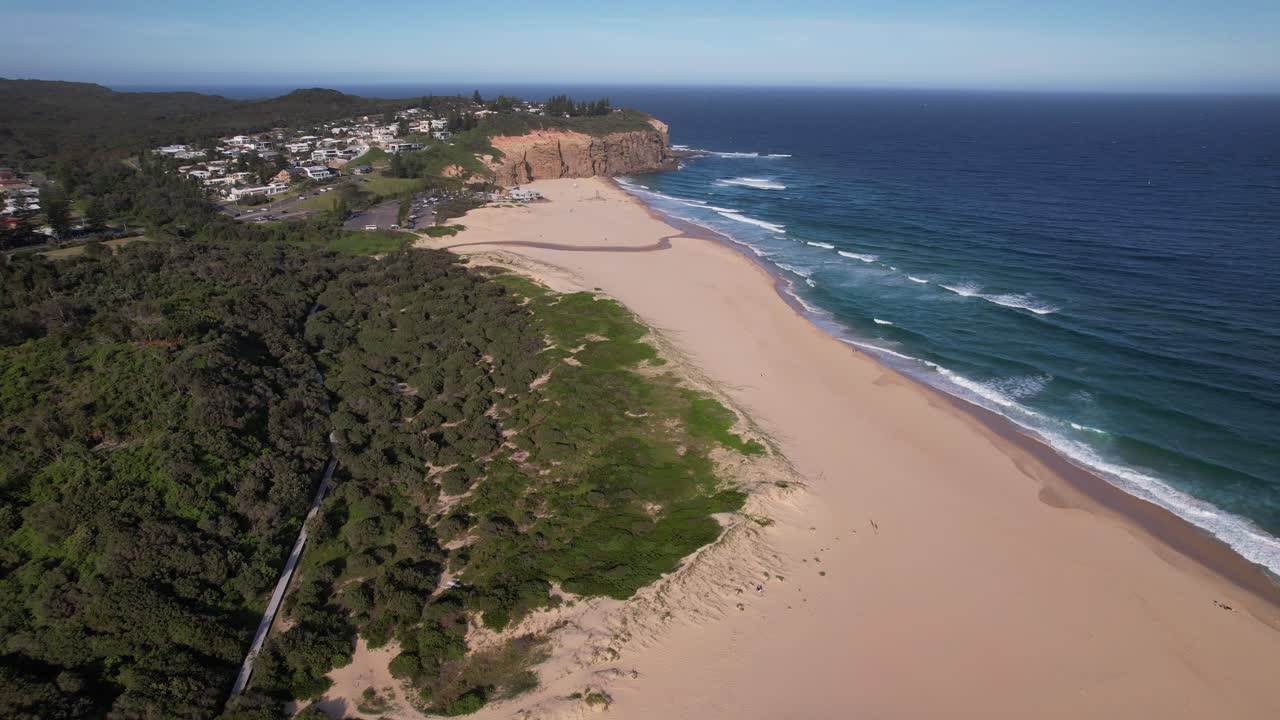 playa de cabezas rojas en verano en nueva gales del sur, australia - toma aérea de dron