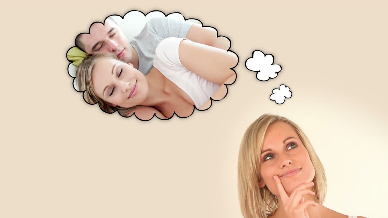 блондинка думает о своем парне.