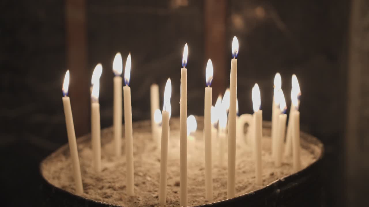 velas brillando y oscilando en la iglesia