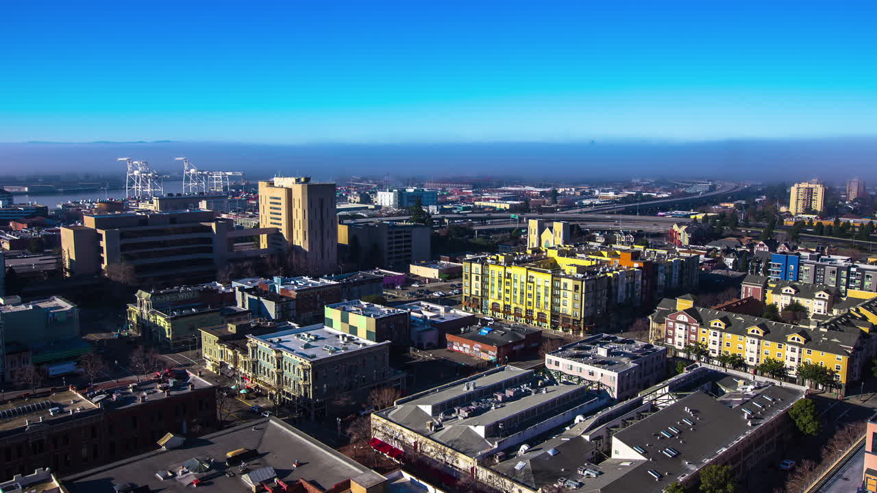 puerto de san francisco con niebla de fuga en el fondo, ee.uu.