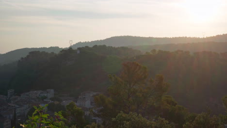 Ein-Langsamer-Schwenk-Am-Morgen-über-Ein-Dorf-In-Einem-Tal-In-Der-Region-Côte-D&#39;azur-In-Frankreich