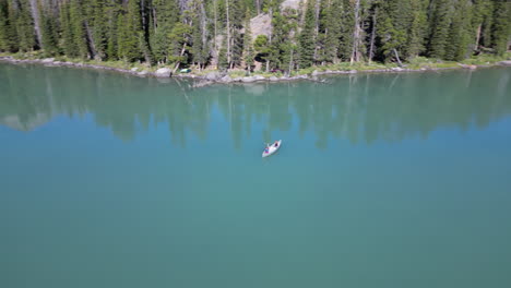 Vista-Aislada-De-Los-Turistas-En-Kayak-En-Los-Idílicos-Lagos-De-Río-Verde-De-Wyoming