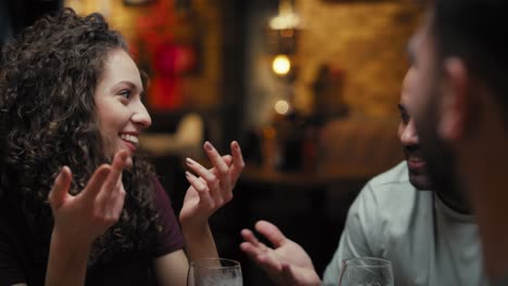 video de mano de amigos caucásicos reuniéndose en el pub