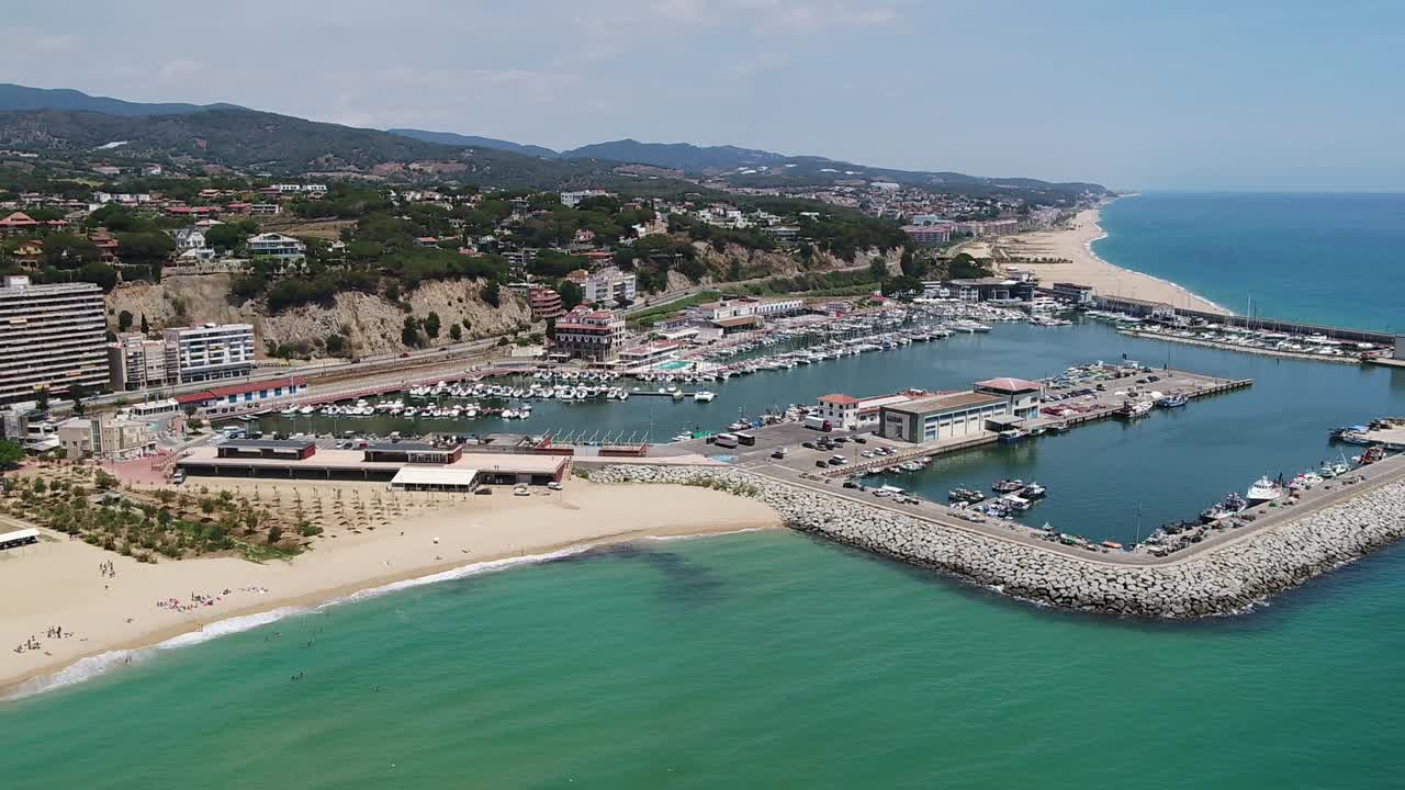 vista aérea por encima del puerto español de arenys de mar