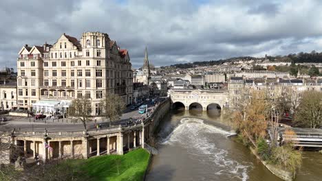 Stadtzentrum-Von-Bath,-Großbritannien,-Fluss-Avon-Und-Pulteney-Bridge,-Aufsteigende-Drohne,-Luftaufnahme