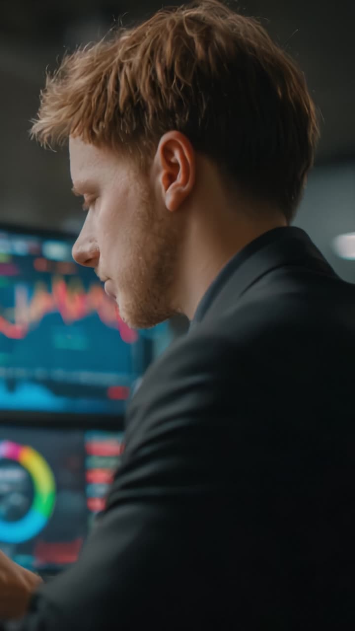 Fokusert profesjonell som analyserer datatrender på flere skjermer med grafer og diagrammer i et moderne arbeidsområde