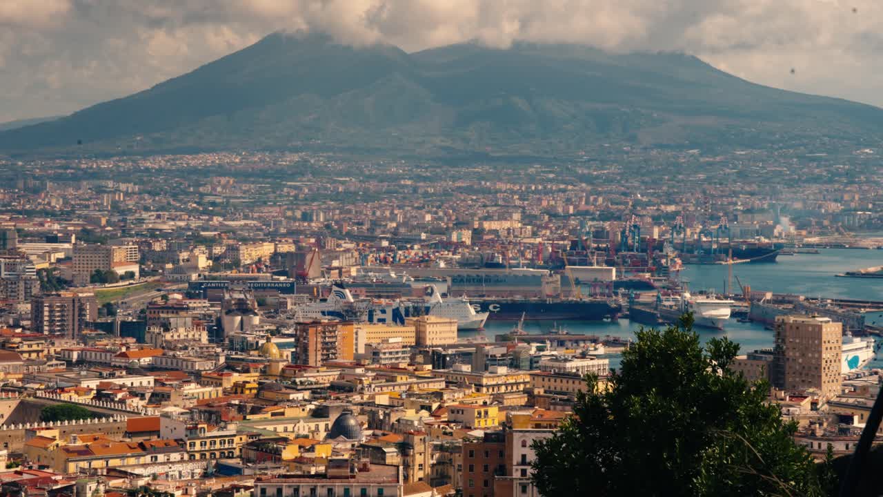İtalya, Napoli'deki yoğun yerleşim ve tarihi binaların Vezüv Dağı ve körfezin heybetli silüetiyle çevrili detaylı görünümü.