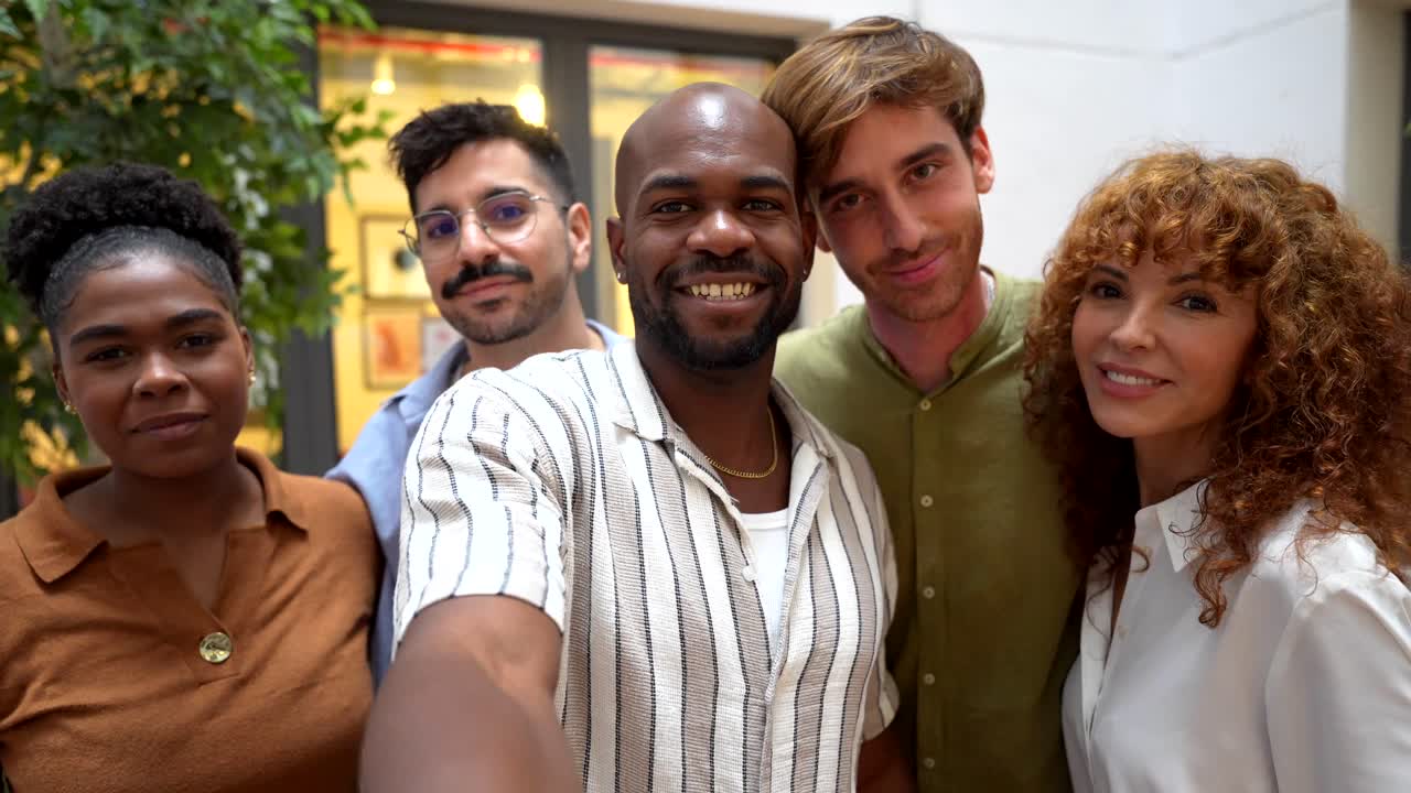 Um grupo de amigos divertidos e felizes tirando uma selfie juntos