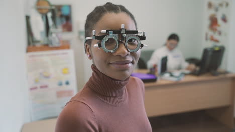 Ein-Süßes-Mädchen-Schaut-Mit-Einer-Speziellen-Optometriebrille-Direkt-In-Die-Kamera