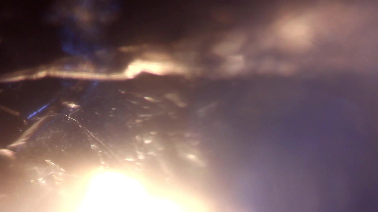 Transição Cinematográfica de Vazamento de Luz com Reflexos de Lente Dourados e Azuis