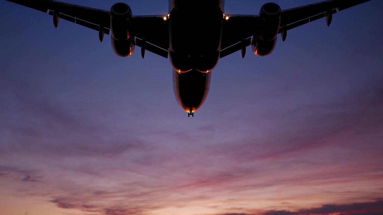 Grande Avião de Passageiros Voando no Alto Durante um Pôr do Sol Vibrante