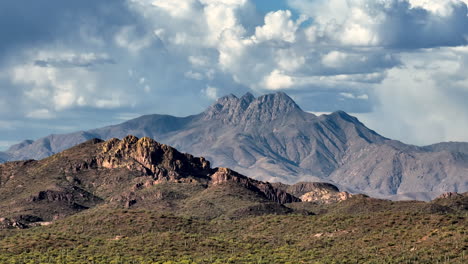 Tele-Parallax-Schwenk-Stellt-Four-Peaks-Mountain-In-Arizona-Zur-Mittagszeit-Fest