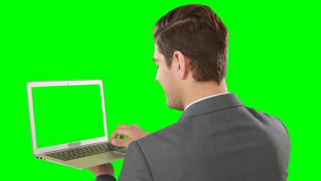 hombre de negocios usando laptop