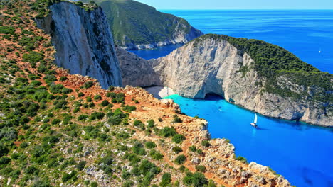 Shipwreck-on-Navagio-Beach-on-Smugglers-Cove,-Zakynthos-Island,-Greece---aerial-reveal