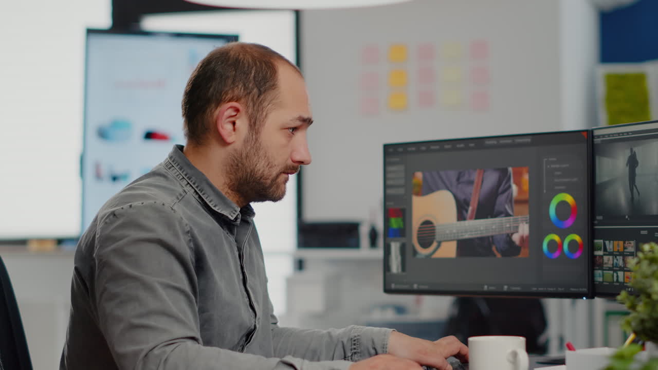 hombre editor de video mirando a la cámara, trabajando con imágenes