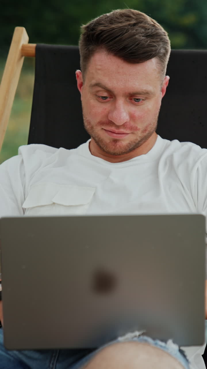 hombre trabajando en una computadora portátil al aire libre