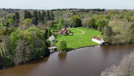 Schwenken-Drohne-Luftaufnahme-Von-Häusern-Am-Ufer-Des-Virginia-Water,-Großbritannien