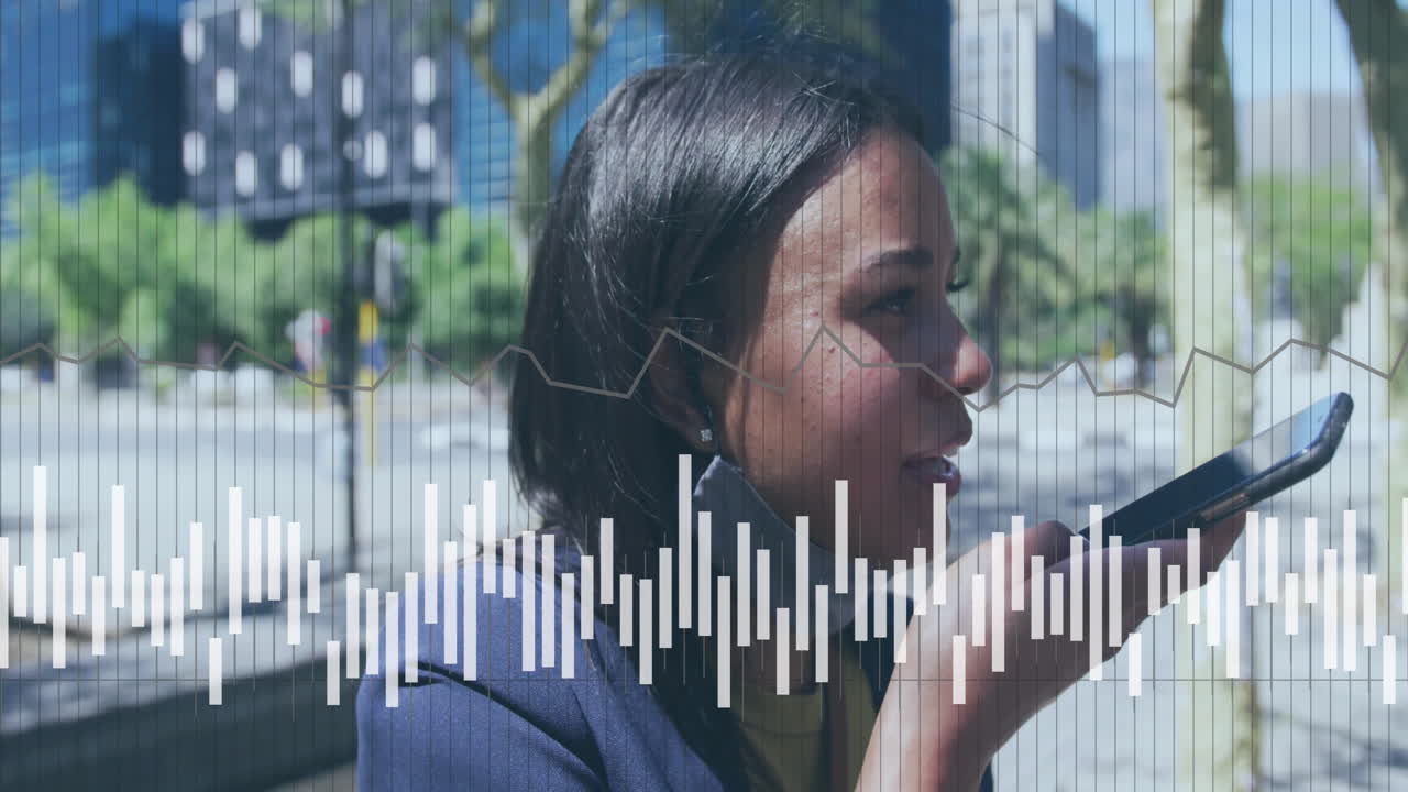 animación de diagramas sobre una mujer biracial usando un teléfono inteligente