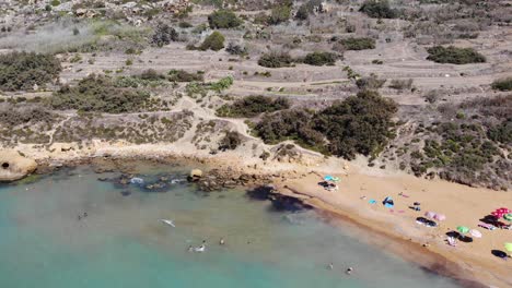 Ramla-Bay-Beach-In-Gozo,-Malta-Insel-Mit-Schwimmenden-Und-Genießenden-Kriegssommertag