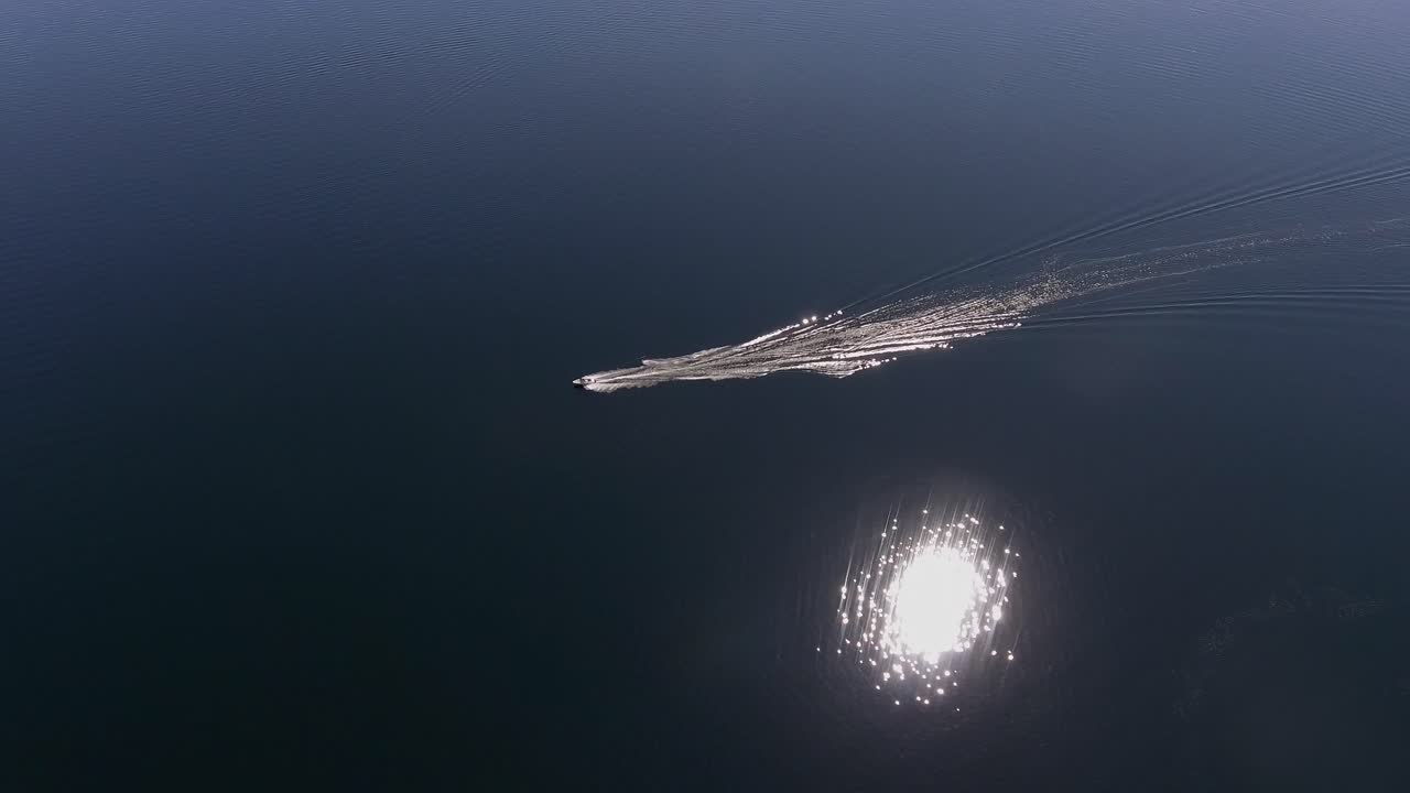 두 명의 수상 스키어가 견인하는 모터보트의 공중 회전