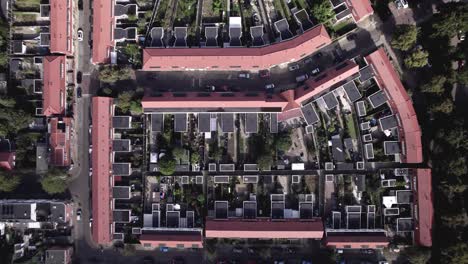 una imagen aérea distinta de arriba hacia abajo del barrio residencial de noordveen en los suburbios de zutphen, países bajos