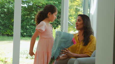 Hija-Dándole-A-Su-Madre-Un-Ramo-De-Flores-Para-Su-Cumpleaños-O-El-Día-De-La-Madre-En-Casa