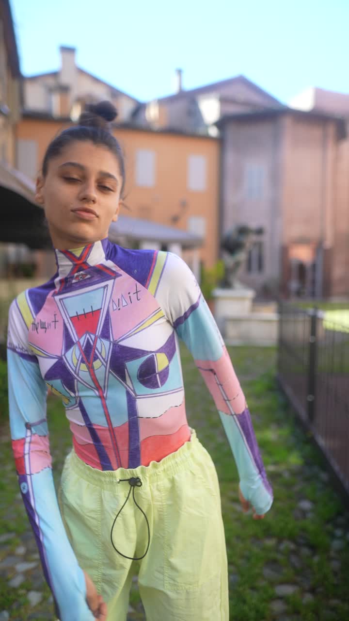 유행 의 옷 을 입은 세련 된 젊은 여자