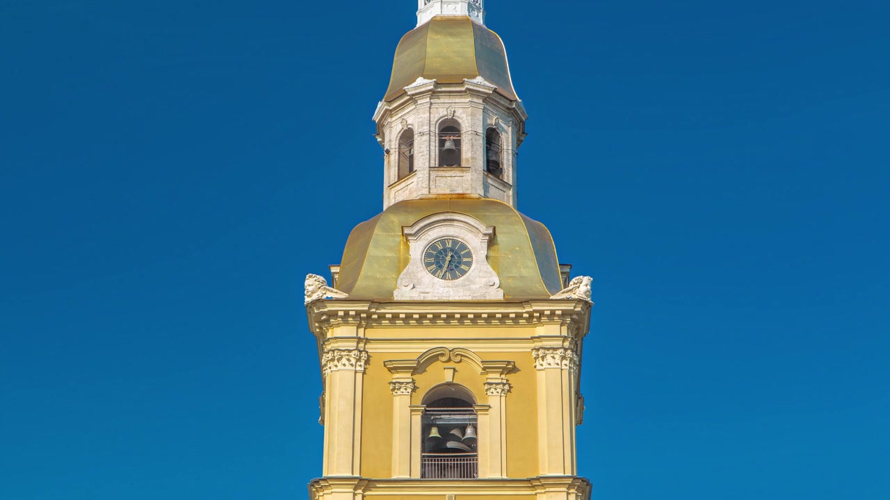 Timelapse dell'orologio della Cattedrale dei Santi Pietro e Paolo nella torre della Fortezza di Pietro e Paolo, San Pietroburgo. Cielo azzurro nuvoloso sullo sfondo