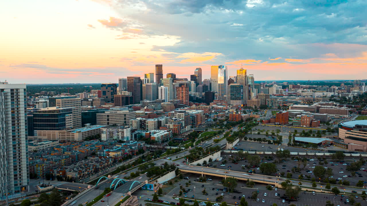 Iperlapse con drone del centro esteso di Denver con auto che viaggiano verso i sobborghi alla fine della giornata lavorativa